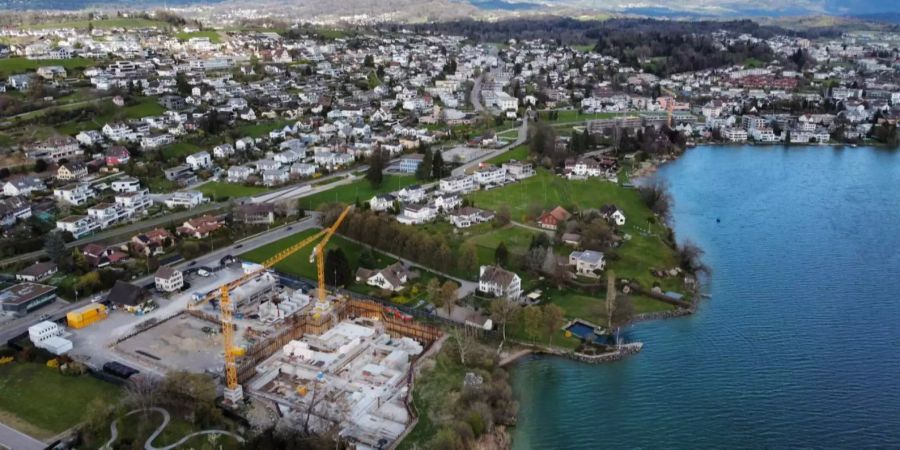 Auf diesem Grundstück am Zürichsee in Rapperswil SG wird gebaut.