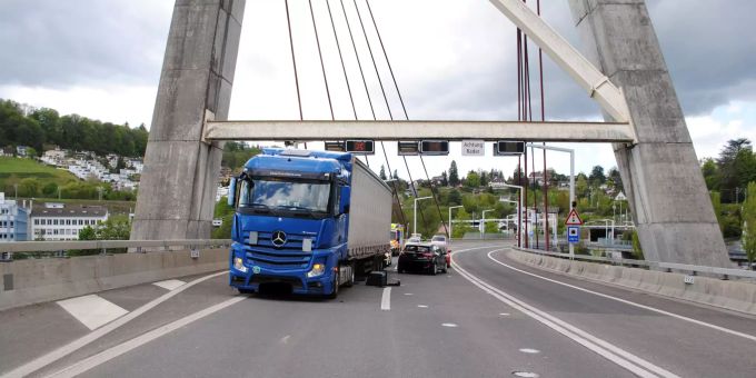 Unfall zwischen Lastwagen und Auto auf der A4.