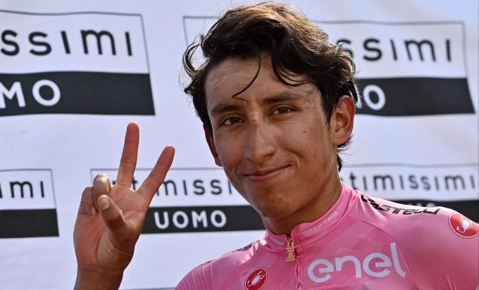 Der Gesamtführende Egan Bernal aus Kolumbien vom Team Ineos Grenadiers lächelt nach dem Rennen. Giro d·Italia