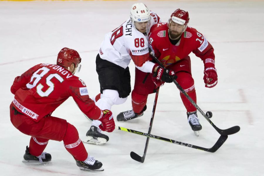 Christoph Bertschy im Zweikampf mit zwei Gegenspielern.