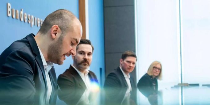 Danyal Bayaz (l-r, Bündnis 90/Die Grünen), Fabio De Masi (Die Linke) und Florian Toncar (FDP) im Wirecard-Untersuchungsausschuss. wirecard