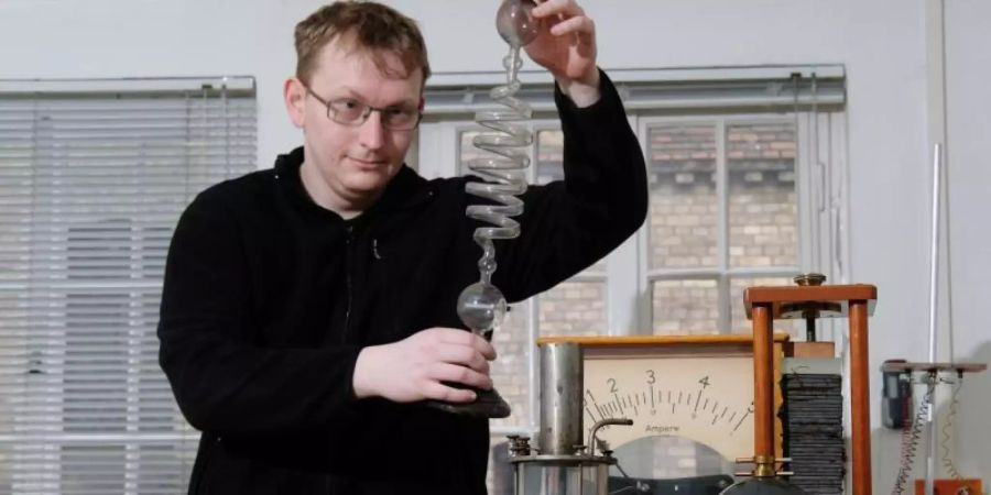 So wurde früher geforscht: Peter Schneider, Wissenschaftlicher Mitarbeiter, präsentiert Exponate der Sammlung physikalischer Versuchsgeräte der Universität Halle. Foto: Sebastian Willnow/dpa-Zentralbild/dpa