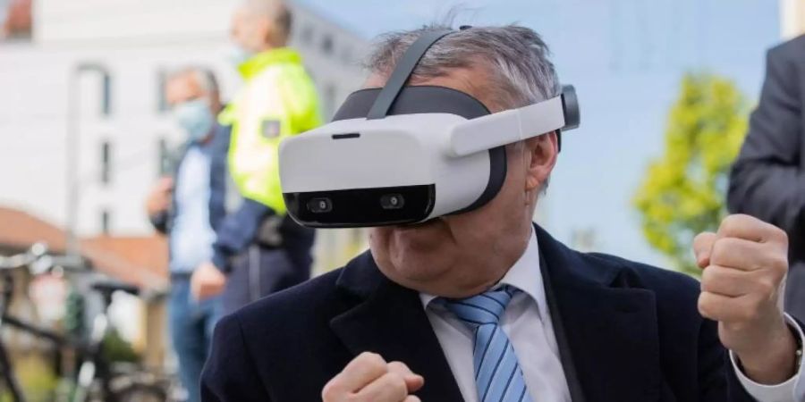 Neues Kapitel bei der Unfallverhütung: NRW-Innenminister Herbert Reul mit Virtual-Reality-Brille. Foto: Rolf Vennenbernd/dpa