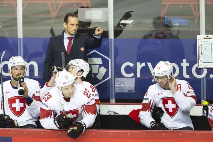 Patrick Fischer, Trainer der Schweizer Nati, gibt im Spiel gegen Dänemark die Richtung vor. Schweizer Nati