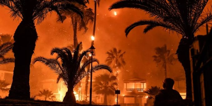 Das Feuer brach am Mittwochabend nahe des Dorfs Schinos aus Das Feuer brach am Mittwochabend nahe des Dorfs Schinos aus