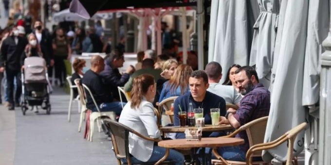 Gäste mit «grünem Pass» in Jerusalemer Café Gäste mit «grünem Pass» in Jerusalemer Café