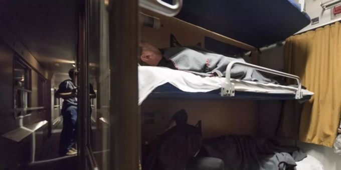 Reisende in einem Nachtzug. (Archivbild) Nachtzug ÖBB