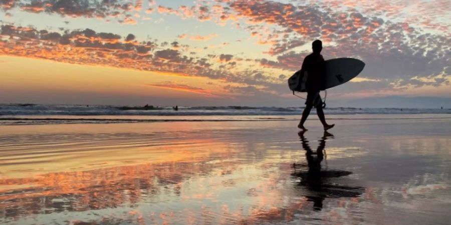 Surfer an einem Strand in den USA