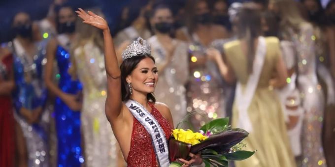 Die strahlende Gewinnerin Andrea Meza Die strahlende Gewinnerin Andrea Meza