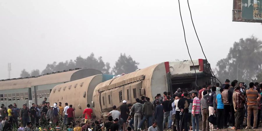 Nach einem schweren Zugunglück in Ägypten von Sonntag ist die Zahl der Todesopfer auf 23 gestiegen.