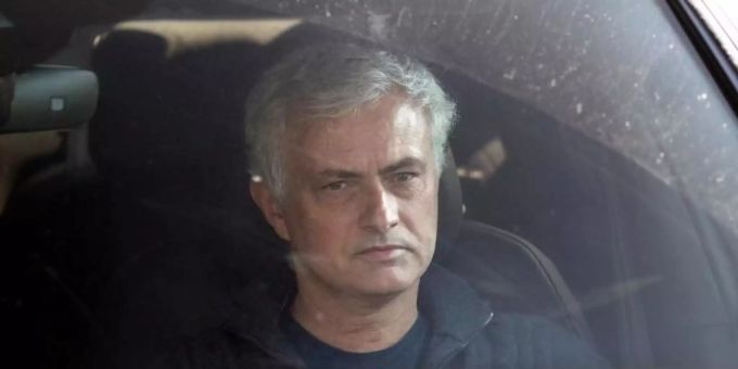 Wird bei den Spurs durch Nachwuchscoach Ryan Mason abgelöst: Jose Mourinho verlässt im Auto den Londoner Club. Foto: Jonathan Brady/PA Wire/dpa Wird bei den Spurs durch Nachwuchscoach Ryan Mason abgelöst: Jose Mourinho verlässt im Auto den Londoner Club. Foto: Jonathan Brady/PA Wire/dpa