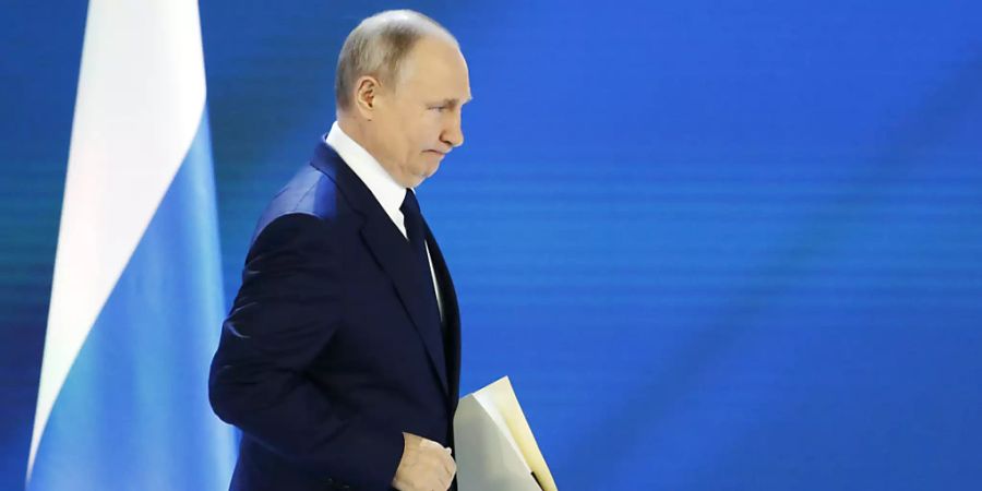 Wladimir Putin, Präsident von Russland, betritt eine Bühne, um seine jährliche Rede an die Nation zu halten. Foto: Alexander Zemlianichenko/AP Pool/dpa