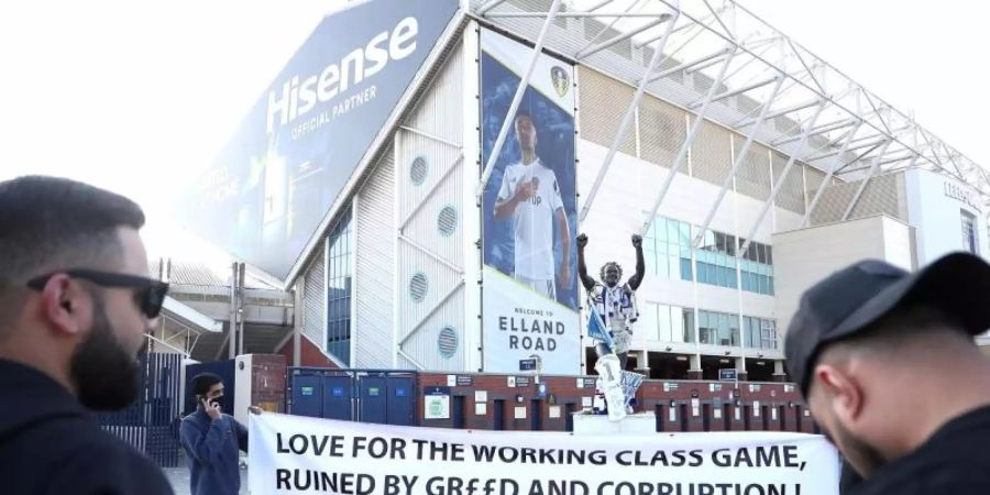 Fans protestierten vor dem Spiel von Leeds United gegen den FC Liverpool gegen die geplante Super League. Foto: Zac Goodwin/PA Wire/dpa