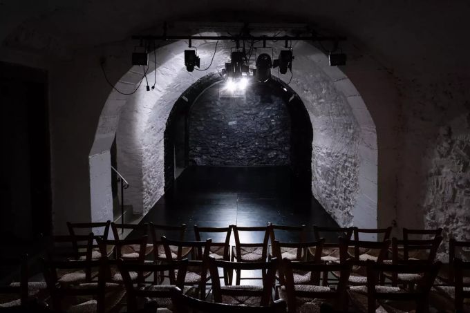 Der Theatersaal mit den Zuschauerrängen des Theater «Teatro Dimitri» in Verscio, Tessin, Donnerstag, 18. Februar 2020. Das Theater ist zur Zeit wegen der geltenden Corona-Beschränkungen geschlossen. Foto: Elia Bianchi CORONAVIRUS, VIRUS, COVID-19, COVID 19, THEATER, KULTUR, BUEHNE,
