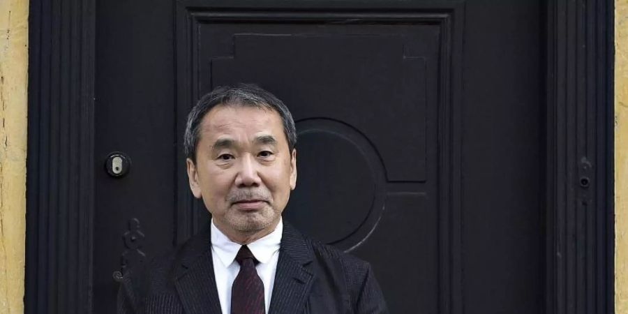 Haruki Murakami vor dem Haus des dänischen Schriftstellers H. Chr. Andersen 2016 in Odense. Foto: Henning Bagger/SCANPIX DENMARK/dpa