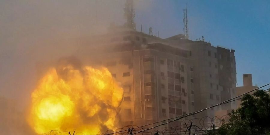 Feuerball über angegriffenem Hochhaus