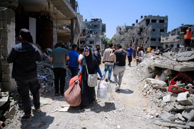 Eine palästinensische Frau trägt ihre Habseligkeiten mit sich nachdem ihr Haus nach israelischen Luft- und Artillerieangriffen beschädigt wurde. Die grenzüberschreitende Gewalt zwischen dem israelischen Militär und militanten Palästinensern im nördlichen Gazastreifen hält an. Konflikt in Nahost