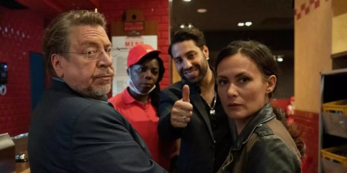 Erichsen (Armin Rohde, l) und Tülay Yildirim (Idil Üner, r.) im Burger-Restaurant. Foto: Marion von der Mehden/ZDF/dpa Erichsen (Armin Rohde, l) und Tülay Yildirim (Idil Üner, r.) im Burger-Restaurant. Foto: Marion von der Mehden/ZDF/dpa