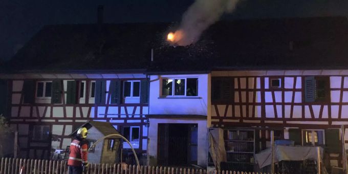 Beim Brand wurde eine Person leicht verletzt.