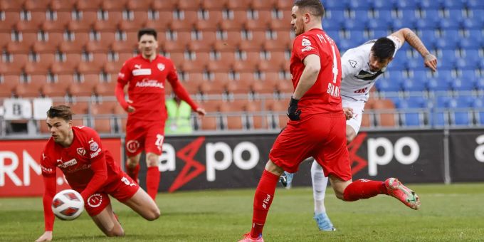 Luganos Joaquin Ardaiz (r.) trifft beim Spiel gegen Vaduz in der Super League zum 1:0. Super League