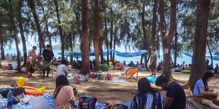 Menschen versammeln sich, um den ersten Tag des Songkran-Neujahrsfestes am Nang Rong Strand zu feiern. Foto: Penny Yi Wang/AP/dpa