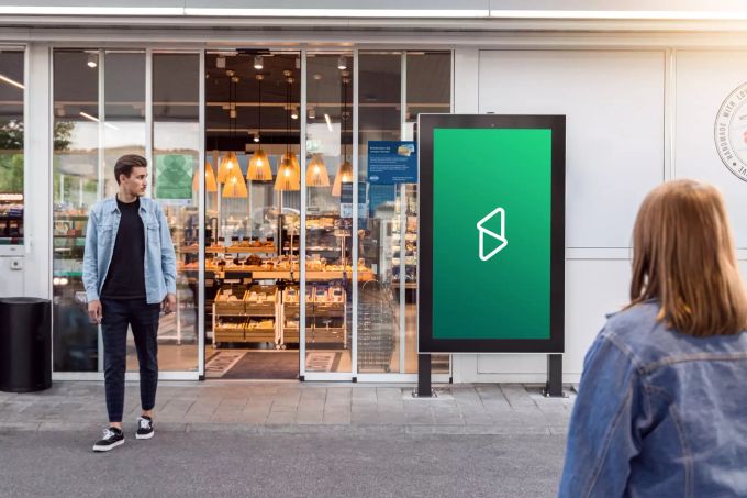 Livesystems betreibt unter anderem hochformatige, grossflächige Screens an Tankstellen und deren Convenience-Shops. Bildschirm mit Werbung