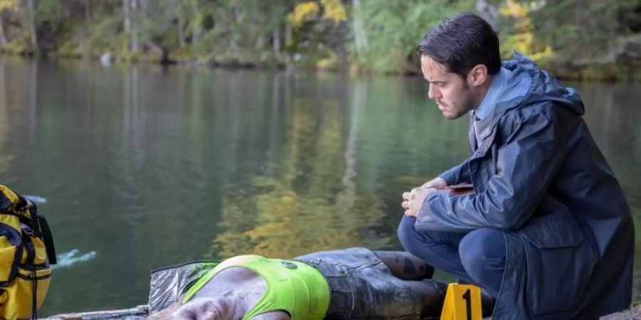 Taucher haben eine junge Tote (Lisa Stadler) aus dem Bergsee geborgen - die Ermittlungen übernimmt Alexander Yüsüf-Demir (Dominik Raneburger). Foto: Laab Heinz/ZDF/dpa