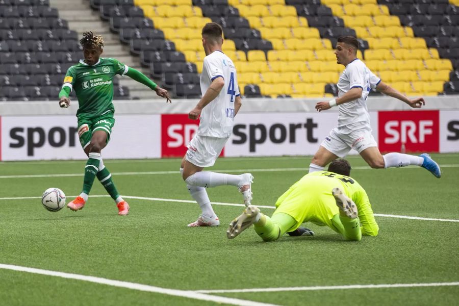 St. Gallens Chukwubuike Adamu (l.) erzielt den Anschlusstreffer noch vor der Pause.