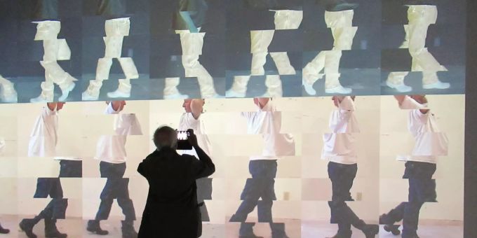 Ein Besucher fotografiert das Video «Contrapposto Studies, I through VII» des Künstlers Bruce Nauman, das aus sieben Videos besteht. Ausstellung Bruce Nauman