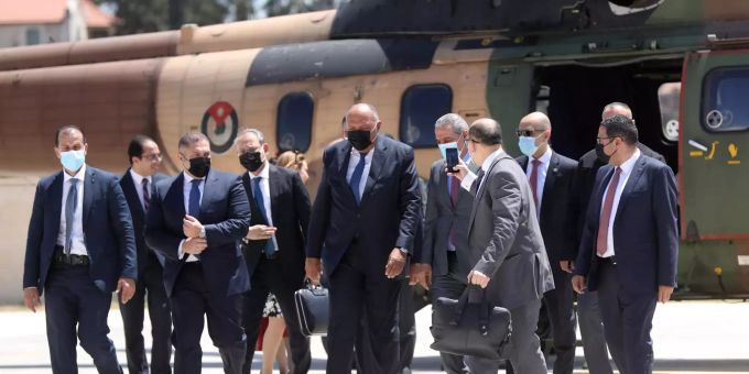 Der ägyptische Außenminister Samih Schukri (Mitte) landet in der Stadt Ramallah im Westjordanland an, 24. Mai 2021. Egyptian FM visits Ramallah