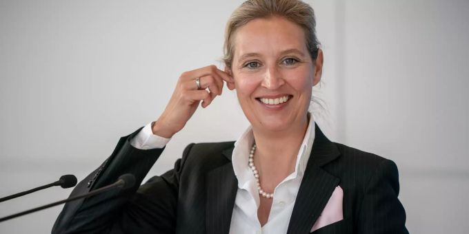 18.05.2021, Berlin: Alice Weidel, Fraktionsvorsitzende der AfD, kommt zu einem Pressestatement vor Beginn der AfD Fraktionssitzung im Bundestag. AfD Fraktionssitzung
