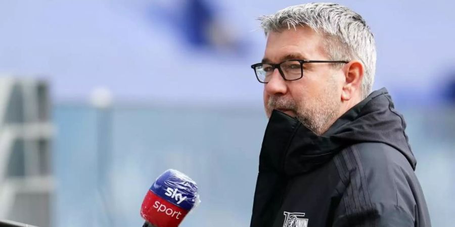 Hält sich vor dem Spiel gegen Hertha mit Sprüchen zurück: Urs Fischer, Trainer vom 1. FC Union Berlin. Foto: Uwe Anspach/dpa
