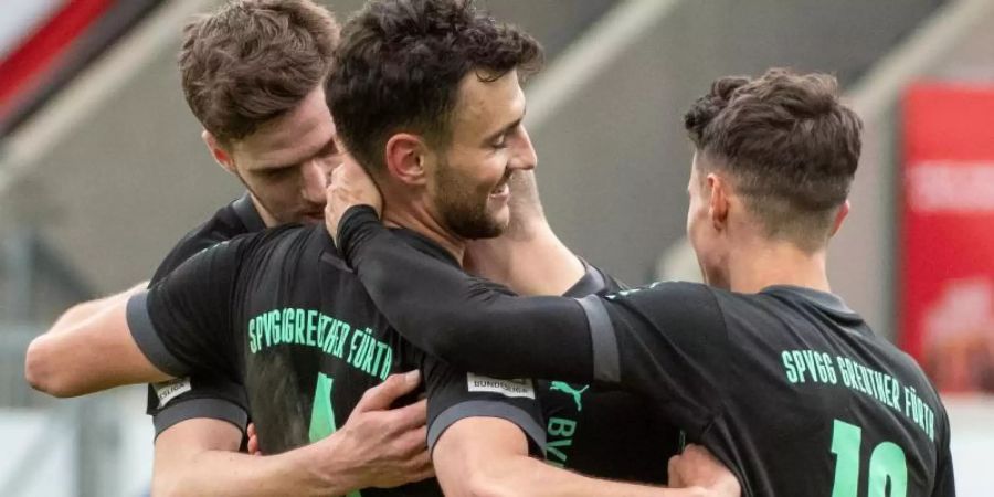 Die Spieler der SpVgg Greuther Fürth feiern den 1:0-Sieg in Heidenheim. Foto: Stefan Puchner/dpa
