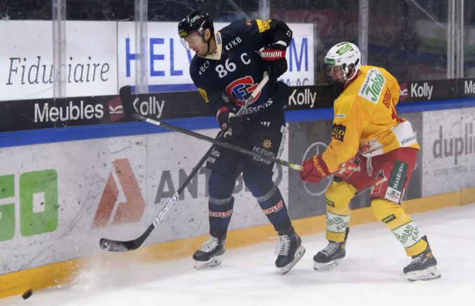 Julien Sprunger, Captain des HC Frobour Gottéron, erzielte die ersten drei Tore des Spiels gegen die SCL Tigers. Fribourg SCL Tigers