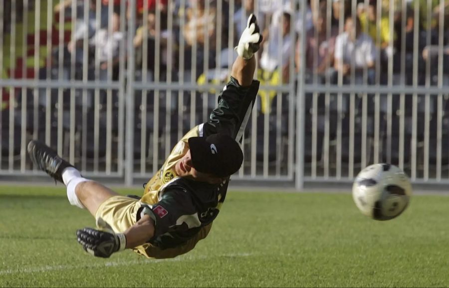 Im Sommer 2005 zieht Wölfli, mittlerweile Stammgoalie, mit den Young Boys ins nigelnagelneue Stade de Suisse. Hier beim allerersten Spiel im neuen Stadion gegen Olympique Marseille kassiert