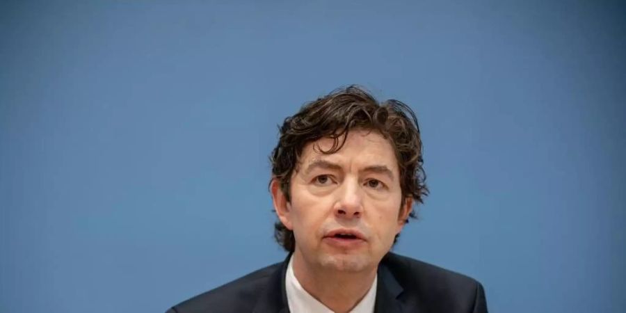 «Ich glaube, es wird nicht ohne einen neuen Lockdown gehen, um diese Dynamik, die sich jetzt ohne jeden Zweifel eingestellt hat, noch einmal zu verzögern», sagt Christian Drosten. Foto: Michael Kappeler/dpa/Archiv