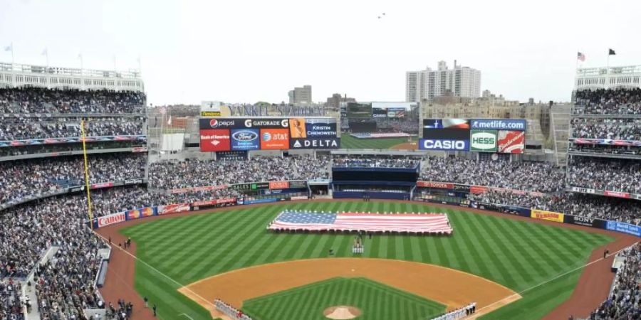 Beim ersten Spiel der Saison sind fast 11.000 Zuschauer dabei, wenn die Toronto Blue Jays in New York auf die Yankees treffen. Foto: Jason Szenes/EPA/dpa/Archiv