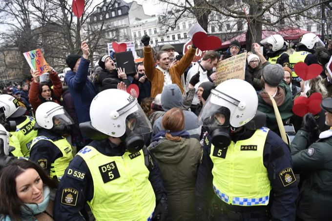 Demonstranten und Polizisten an einer Demo gegen die Corona-Massnahmen der schwedischen Regierung am 20. März 2021 in Malmö. Schweden Coronavirus