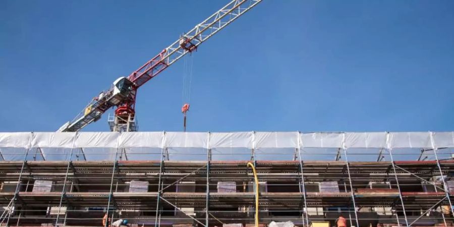 Der Wohnungsbau in Deutschland hat im Corona-Krisenjahr 2020 den höchsten Stand seit 2001 erreicht. Foto: Daniel Bockwoldt/dpa