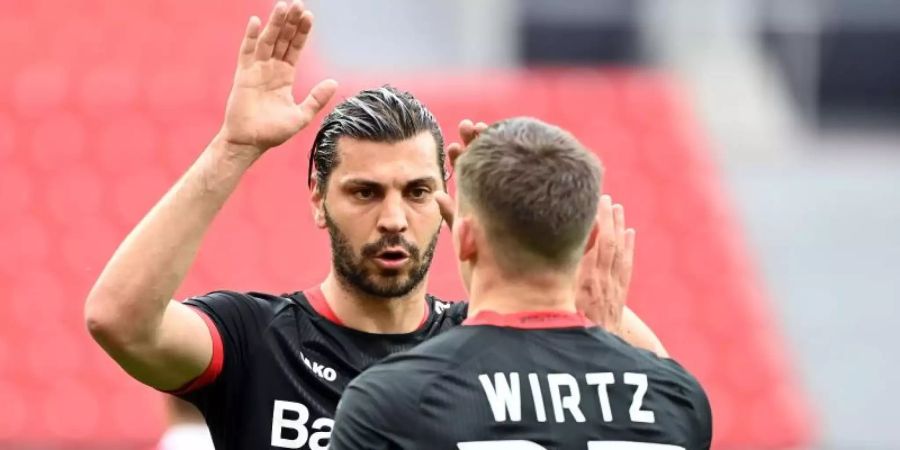 Aleksandar Dragovic (l) wechselt zu Roter Stern Belgrad. Foto: Ina Fassbender/AFP-Pool/dpa