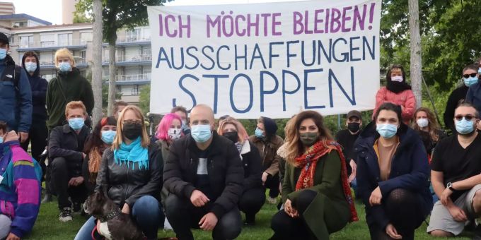 Ibrahim A* (Mitte) mit Franziska Stier, Sibel Arslan und seinen Unterstützern im St. Johanns-Park in Basel. ibrahim
