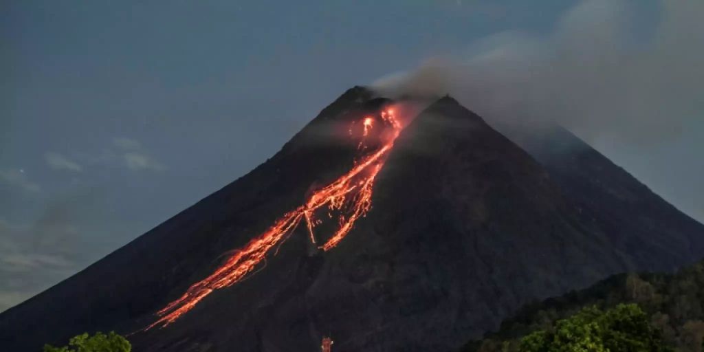  Vulkan  Merapi  auf Indonesien erneut ausgebrochen