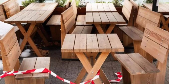 Absperrband liegt über Tischen und Stühlen vor einem Restaurant in der Innenstadt von Hannover. Foto: Julian Stratenschulte/dpa Absperrband liegt über Tischen und Stühlen vor einem Restaurant in der Innenstadt von Hannover. Foto: Julian Stratenschulte/dpa