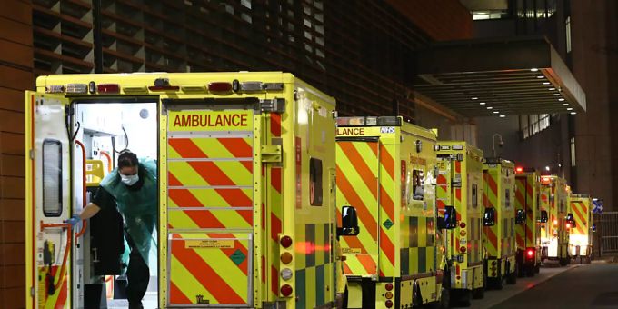 ARCHIV - In London hat sich die Wartezeit von Krankenwagen vor überfüllten Krankenhäusern auf der Höhe der zweiten Corona-Welle massiv erhöht. Foto: Yui Mok/PA Wire/dpa ARCHIV - In London hat sich die Wartezeit von Krankenwagen vor überfüllten Krankenhäusern auf der Höhe der zweiten Corona-Welle massiv erhöht. Foto: Yui Mok/PA Wire/dpa