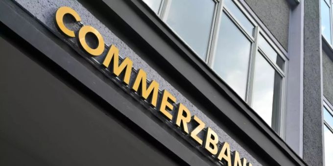 Commerzbank-Logo an einer Filiale in Berlin Commerzbank-Logo an einer Filiale in Berlin