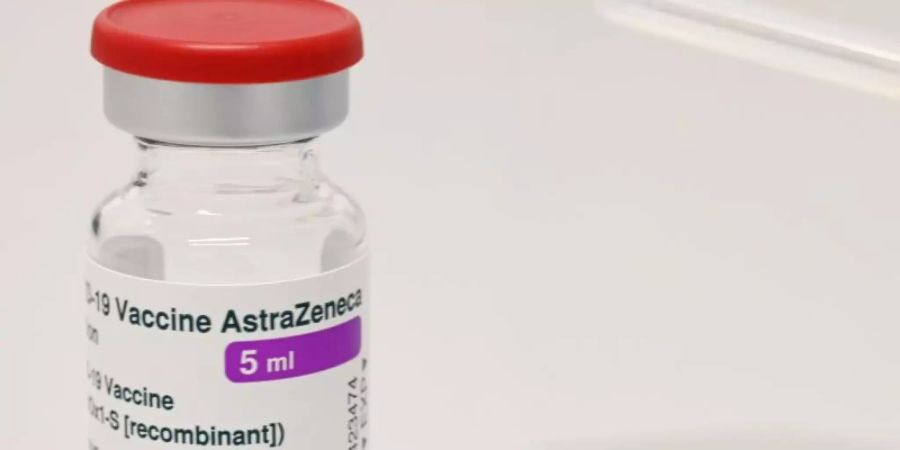 Trotz des Neins zu einer Vertragsverlängerung äusserte sich EU-Industriekommissar Thierry Breton positiv über die Wirksamkeit des Astrazeneca-Vakzins: «Das ist ein guter Impfstoff.». Foto: Stefan Sauer/dpa/Symbolbild