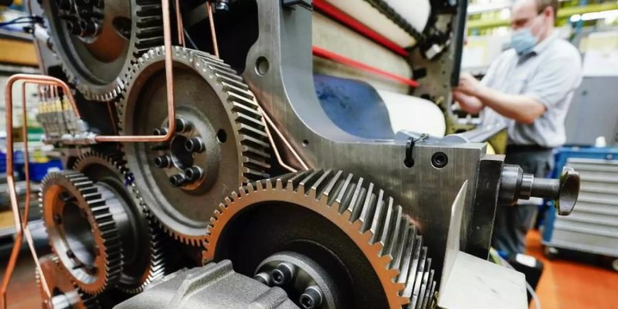 Ein Mitarbeiter montiert im Stammwerk der Heidelberger Druckmaschinen AG ein Druckwerk vom Typ Speedmaster 102. Foto: Uwe Anspach/dpa
