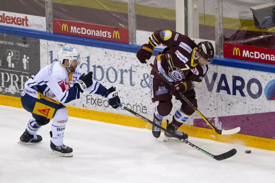 Raphael Diaz (l.) vom EV Zug im Duell mit Servettes Tanner Richard (r.).