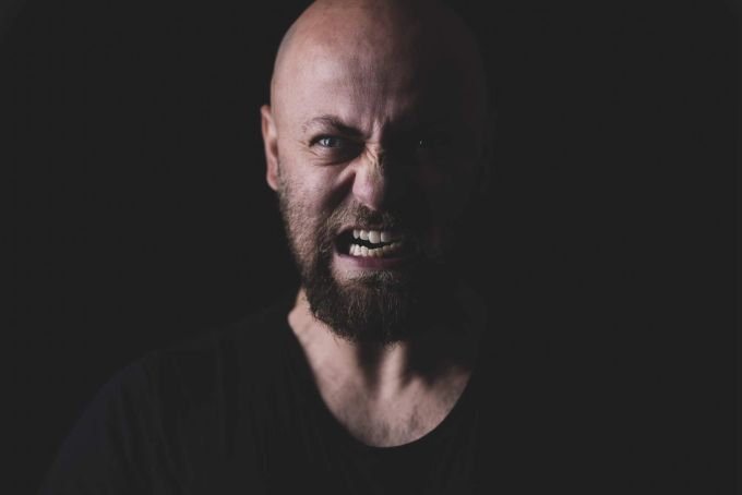 Die infizieren Personen neigen zudem häufig zu aggressivem Verhalten und haben vermehrt Wutausbrüche. Wütender Mann,