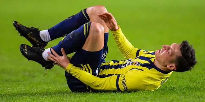 Mesut Özil verletzt sich im Spiel gegen Antalyaspor vermutlich schwer. Mesut Özil